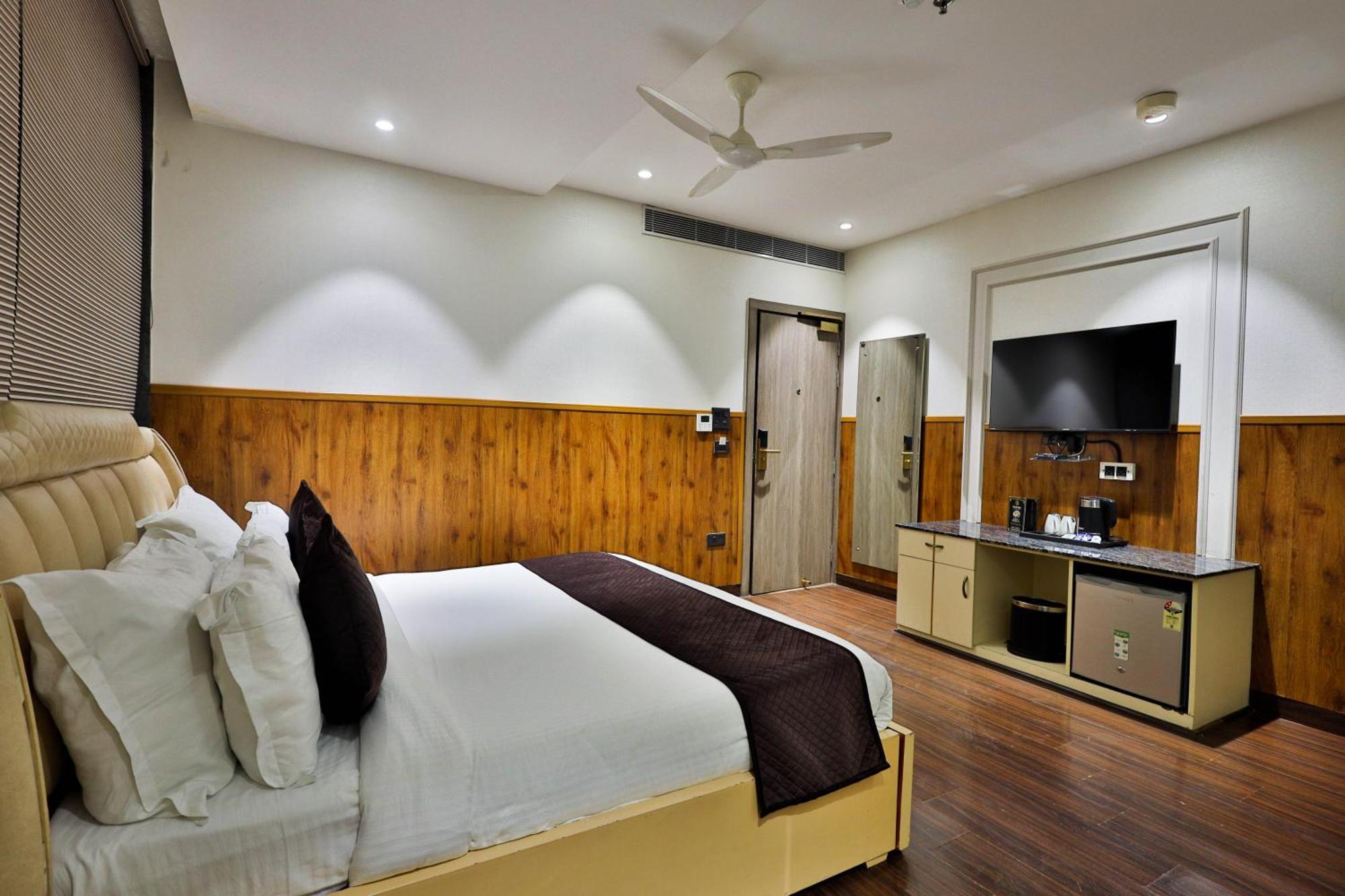 Clay Inn Hotels, Paschim Vihar Delhi  Exterior foto